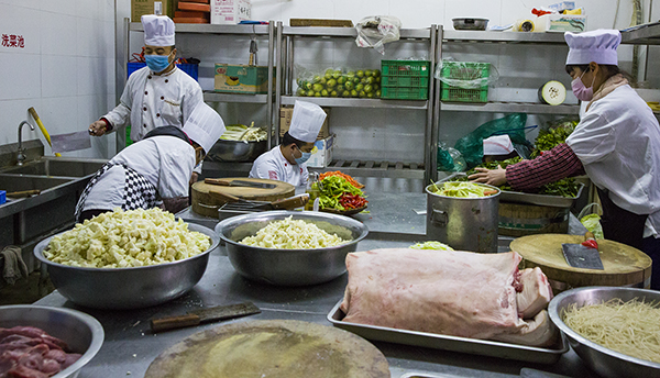 1581827593435816.jpeg 02 后廚人員在做準備工作.jpg
