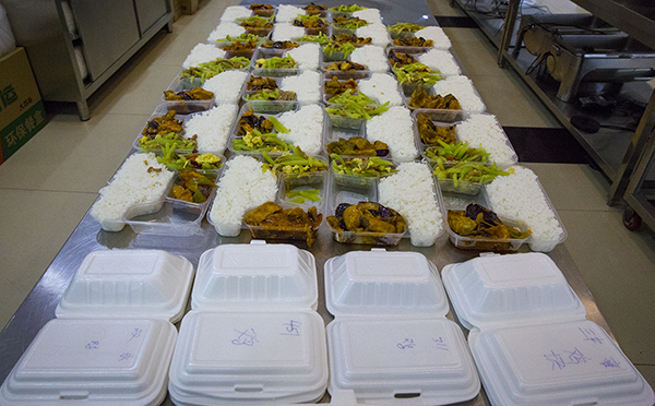 1581827698372224.jpeg 07 每個飯盒上都寫著特有的標記.jpg