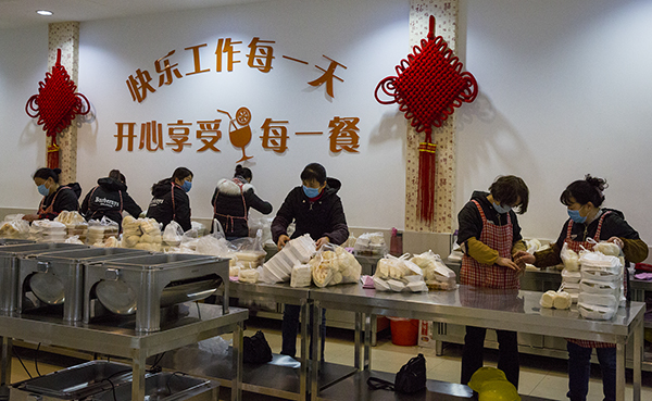 1581827714589186.jpeg 08 將每個崗位的飯菜都精心核對分裝好,以免出錯.jpg