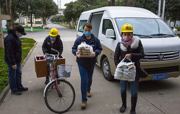 1581827789149497.jpeg 12 把可口的飯菜送到職工手里.jpg