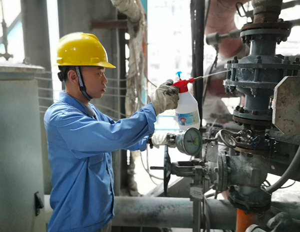 1596079873541195.jpeg 操作人員噴壺查找設(shè)備缺陷漏點(diǎn).jpg