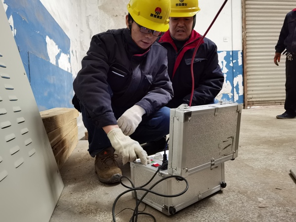 1606263957211366.jpeg 王宏對青工李強在301總變1#電容器改造現場進行現場教學.jpg