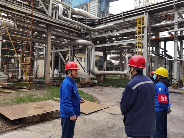 1606263971671858.jpeg 王文波在315C更換動力電纜橋架現場對監護人員進行安全叮囑.jpg