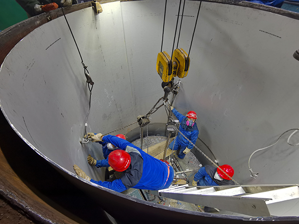 1606894256404096.jpeg 檢修人員安裝合成塔最后一節新襯里1.jpg