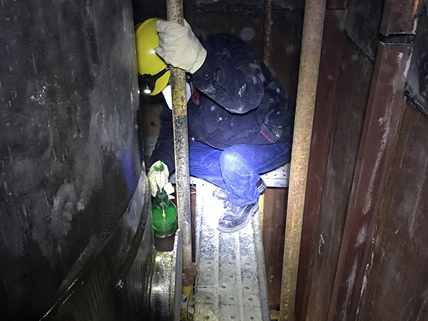 1607592541810535.jpeg 操作人員正在冷箱內進行查漏.jpg