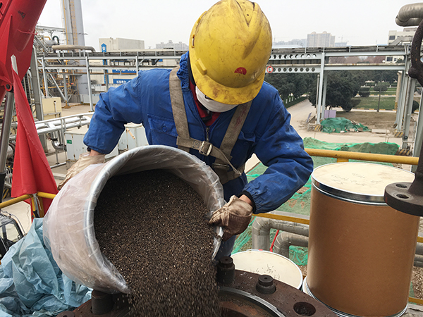 尿素裝置脫氫系統催化劑回裝順利完工.jpg