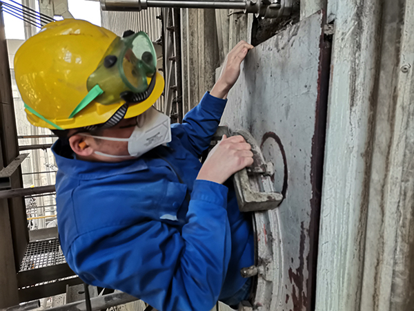 1609718987705610.jpeg 4號鍋爐環保改造現場,孫陽鉆出爐內瞬間.jpg