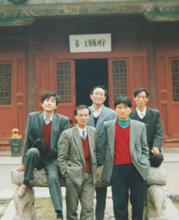 1613694252275817.jpeg 008 前排左一團(tuán)委書記高丙杰、前排右一組織干事王小龍,后排中黨辦主任馮振宇 右一宣傳部長王衛(wèi)民 (71).jpg