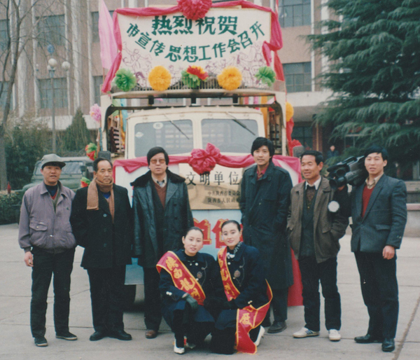 1613694343767924.jpeg 013 后排左起:李振奎 薛桂生 薛季學(xué) 李建明 解選民 高藝勛 前排左起:楊小妮 張桂安大地風(fēng)衣額 Image (2) (65).jpg