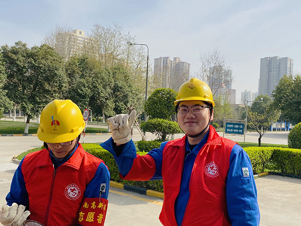 1616591691482148.jpeg 黨員們準備好去裝置區的路上.jpg