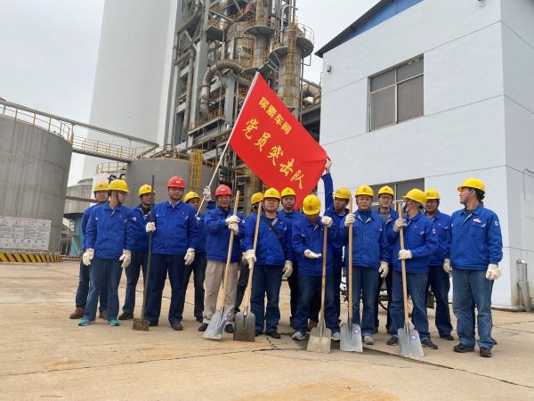 1634528878896736.jpeg 尿素車間黨員突擊隊.jpg