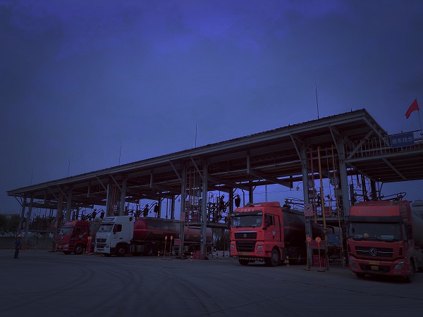 1651976272132696.jpeg 物料車間罐區裝車現場.jpg