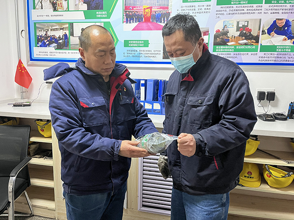 1676598411750159.jpeg 2023年2月16日下午230分,董小奇,檢查濾毒罐(副圖).jpg