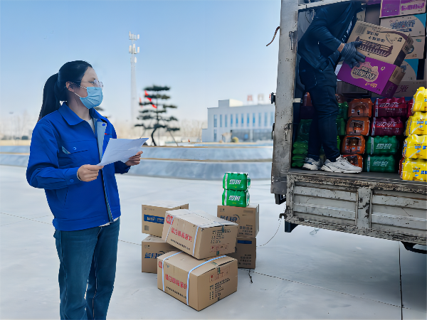 1678244881492766.png 3月8日郭文靜在中控室樓前給各車間分發夜班餐(1).png