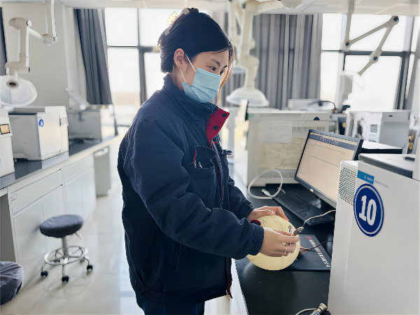 1678244906820681.png 3月8日蘇洹玉在化驗室分析樣品(1).png