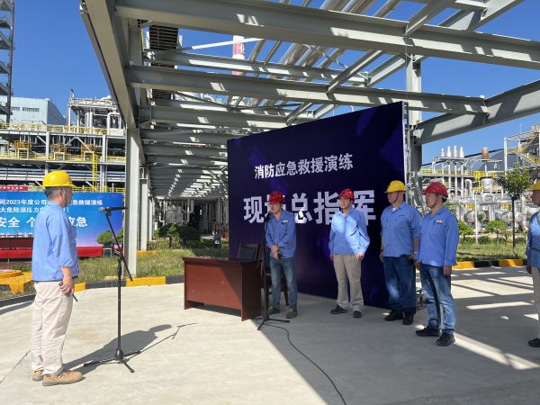 1688520094315062.jpeg 向應急總指揮匯報現場情況.jpg