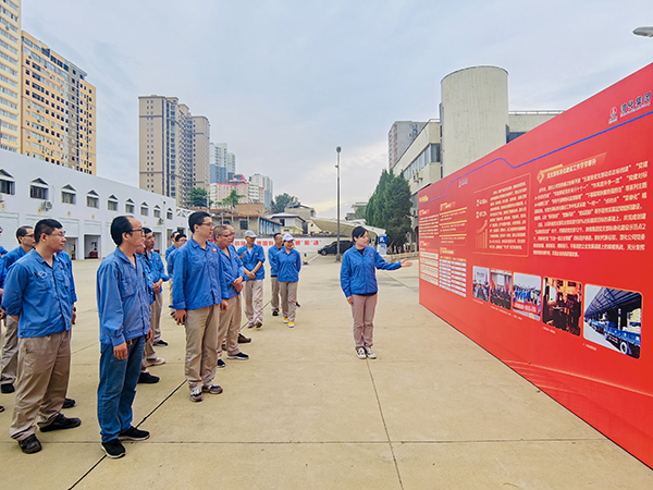 2023.7.6上午、物料車間黨支部、科技發展部黨支部黨員觀看觀“奮進新征程·建功新時代”渭化集團發展成果展--講解員介紹黨建引領成果展   600.jpg