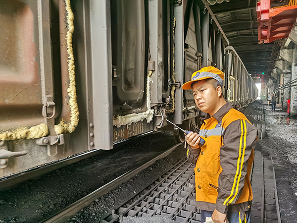 1689753269976198.jpeg 2023年7月田繼超在三期卸煤間指揮車輛移動1 300.jpg