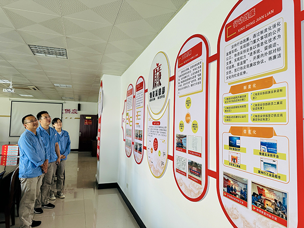 1689760542805651.jpeg 7月18日下午,物料車間黨支部委員赴物資采供部黨支部就廉潔文化建設工作開展對標學習。--參觀廉潔文化活動室.JPG