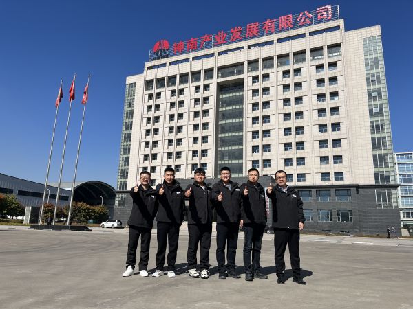 1697941017103229.jpeg 2023年10月14日,參加陜煤集團(tuán)第二十屆班組長(zhǎng)綜合素質(zhì)提升班,渭化集團(tuán)公司班組長(zhǎng)代表在神南學(xué)院辦公樓前合影留念.jpg