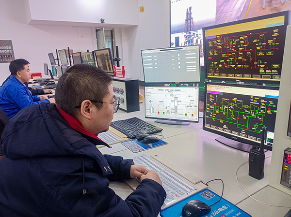 1705839876481581.jpeg 合成工段中控操作人員精心監盤保障氨產量.jpg