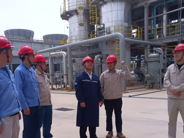 1718873174944707.png 公司領(lǐng)導(dǎo)在凈化裝置檢查指導(dǎo)工作.png