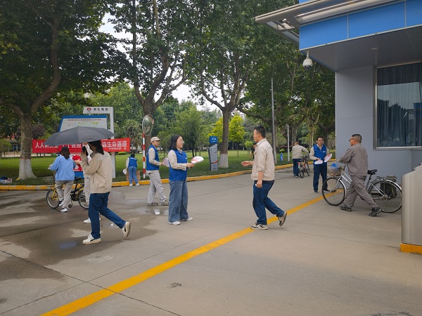 1718928403581978.jpeg 6月19日下午上班前夕,計控電儀部安全員帶領志愿者為大家發放上百個精心制作的“安全生產月”夏日清涼扇1.jpg