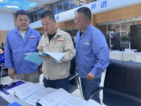 1721183388356424.jpeg 圖2:車間主任檢查 班組安全活動記錄及各崗位安全風險報警記錄.jpg