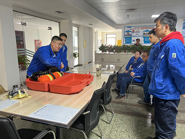 1727396407319103.jpeg 安全員正在進行空氣呼吸器佩戴培訓.jpg