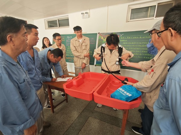 1729234361112371.jpeg 近日,計控電儀部特邀公司應急救援隊隊長寧生修為部門全體員工進行心肺復蘇和空氣呼吸器使用方法的應急技能培訓1.jpg