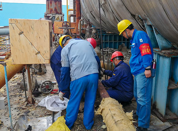 1730172924152724.jpeg 運(yùn)行二班班長(zhǎng)魏高強(qiáng)現(xiàn)場(chǎng)安全檢查.jpg