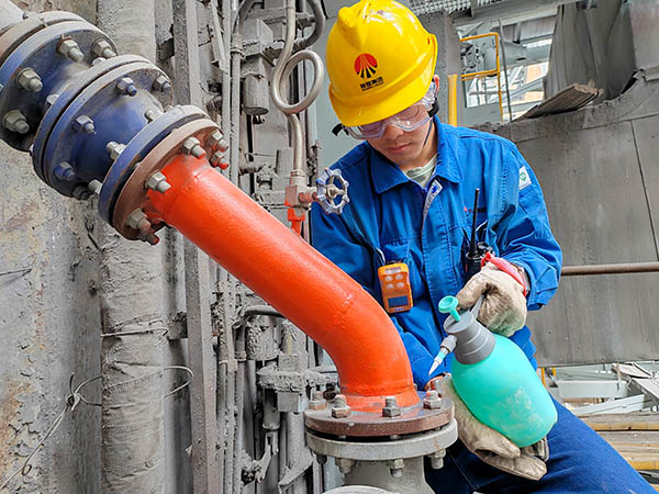 1730172936395431.jpeg 楊劍琪在檢查燃?xì)饴c(diǎn)并消除.jpg