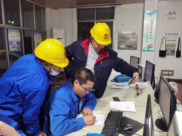 1730248117458247.jpeg 10月23日,電氣人員正在中控室處理PLC故障.jpg