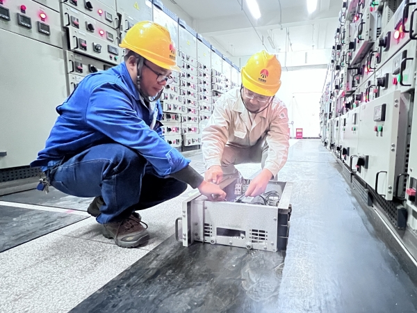 11月，計控電儀部運行人員正在對開關柜進行維修.jpg