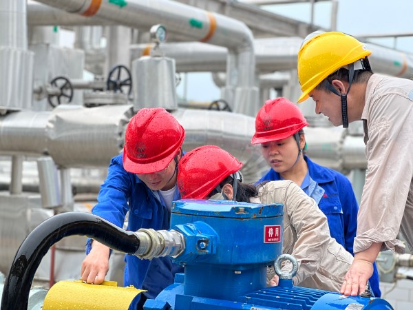 1736145296389258.jpeg 2024年,彬州公司生產(chǎn)部主任何亞紅、乙二醇車間主任楊磊認真檢查機泵.jpg