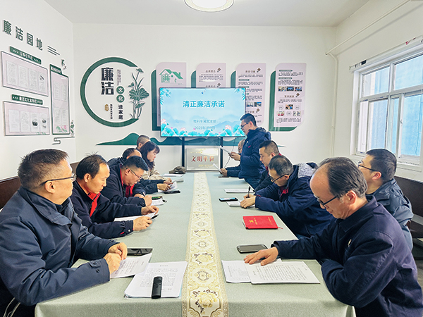 1736482010848453.jpeg 1月9日下午,物料車間黨支部組織黨員領導干部及重點崗位人員開展了新年“第一課”活動。--圖為重點崗位人員趙宇進行清正廉潔承諾.jpg