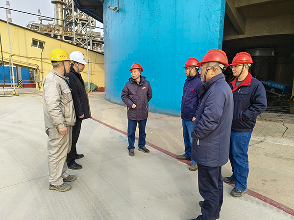 2月18日，基建部部長張政權(quán)與尿素車間主任王濤現(xiàn)場(chǎng)檢查項(xiàng)目情況1.jpg