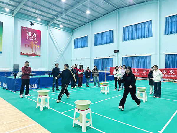 061741242125110697.jpg 3月5日下午,物料車間舉辦以“巾幗綻芳華 乒搏向未來”為主題的女職工乒乓球趣味運動會,圖為趣味夾乒乓球.JPG