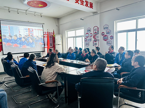 3月13日下午，物料車間黨支部開展“惠學礪心 筑夢前行”主題黨日活動，圖為集中觀看了陜煤集團第一期惠學礪心大課堂錄播視頻.jpg