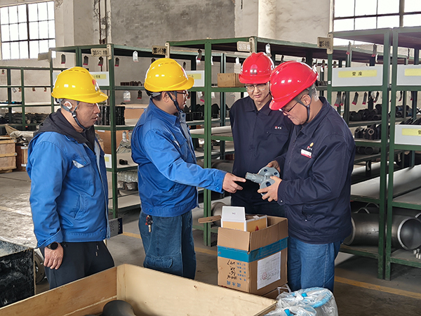 071743990908984999.jpg 采供部領(lǐng)導(dǎo)檢查物資到貨儲(chǔ)存情況.jpg