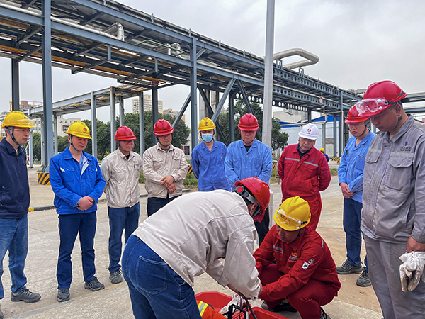 111744357711263128.jpg 消防隊成員對外協(xié)人員進(jìn)行空呼培訓(xùn).jpg