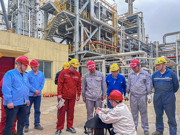 111744357723197672.jpg 消防人員現(xiàn)場演示空呼的正確使用方法.jpg