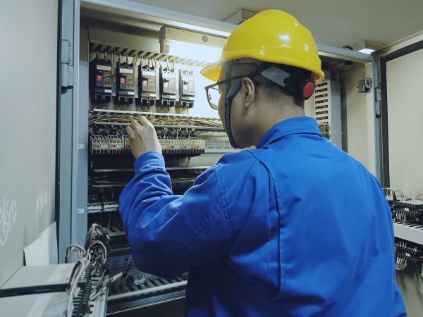 電氣人員正在點檢ERP盤.jpg