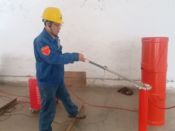 211745217527123065.jpg 工作人員在對高壓試驗設備放電.jpg