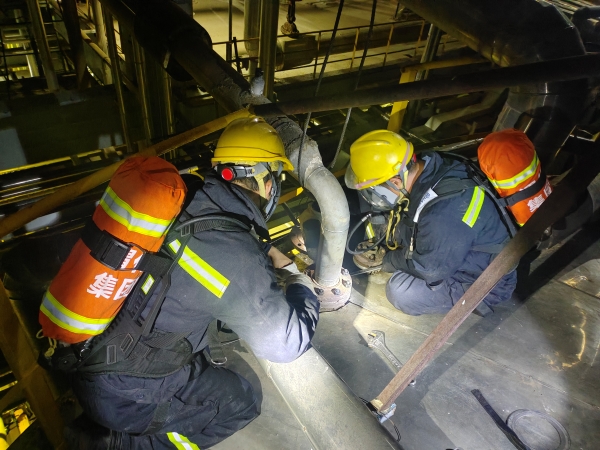 201747706065258307.jpg 身著防護服,佩戴空呼的作業人員.jpg