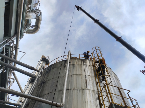 201747706073212165.jpg 打壓管線預制完成,正在吊裝安裝.jpg