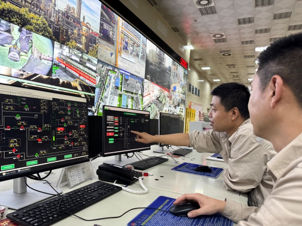 041749018731144773.jpg 崗位人員正在對聯鎖投用情況排查.jpg