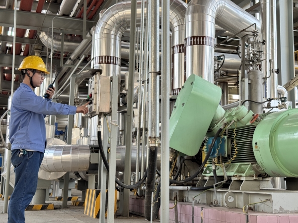 091749435723180240.jpg 崗位人員在現(xiàn)場(chǎng)操作畫(huà)面.jpg