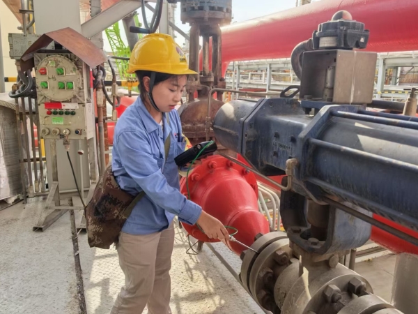 051751681656619231.jpg 2025.7.5嚴(yán)把安全檢測(cè)關(guān) 護(hù)航裝置搶修戰(zhàn)2.jpg