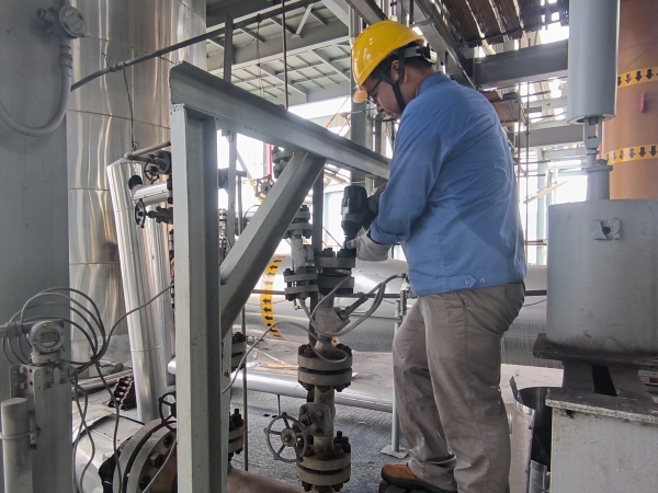 071751845643161411.jpg 7月5日下午,計控電儀部儀表工王飛正在三期氣化樓四樓進行煤漿管線進行檢修工作2.jpg